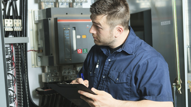 阿法拉伐專家進行設備校準-Alfa Laval experts perform equipment calibration